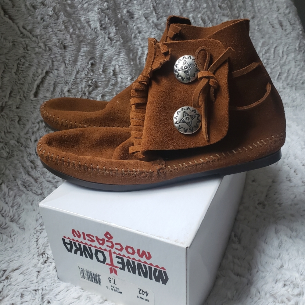 Minnetonka Moccasin camel brown genuine suede fringe ankle boots, size 7.5